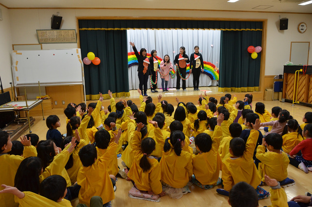 クリスマス会での先生たちによる演劇の写真